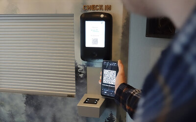 obelixx scan QR-Code Handy wird vor QR-Code Scanner gehalten