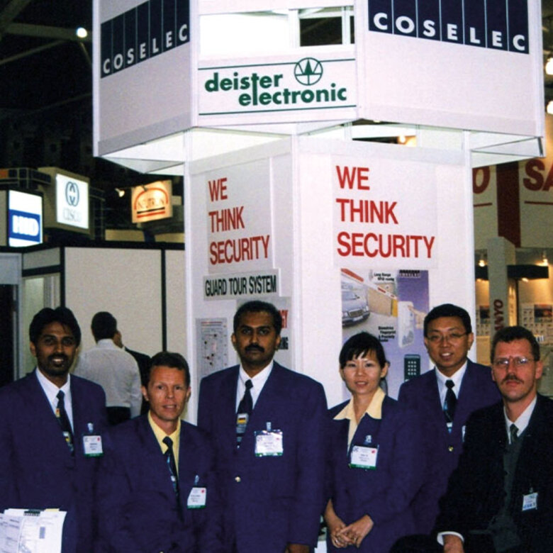 2005 Expansion Singapur Singaporean employees in front of trade fair stand
