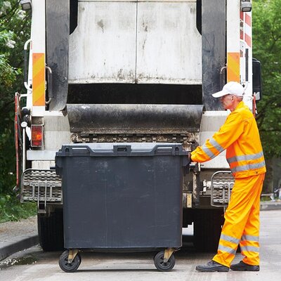Rubbish truck Rubbish truck from behind with a rubbish man