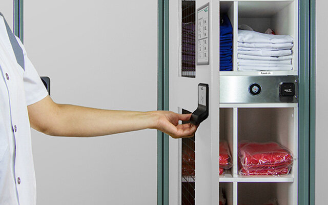 TCD 50 Schrank Wäscheschrank wird bedient