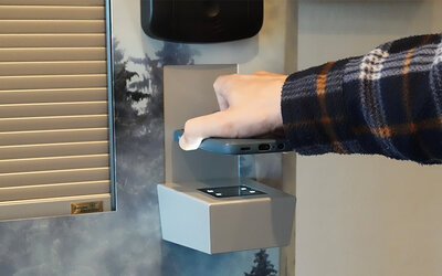 obelixx Anwendung Scan Handy wird über QR-Code scanner gehalten