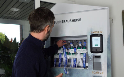 Obelixx Rückgabe Person steckt keyTag zurück in den Schlüsselschrank