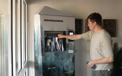 Obelixx Entnahme Person entnimmt Besucherausweis aus dem Obelixx