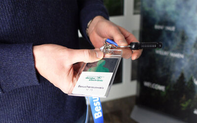 Lanyard Anwendung Lanyard mit Besucherausweis und keyTag