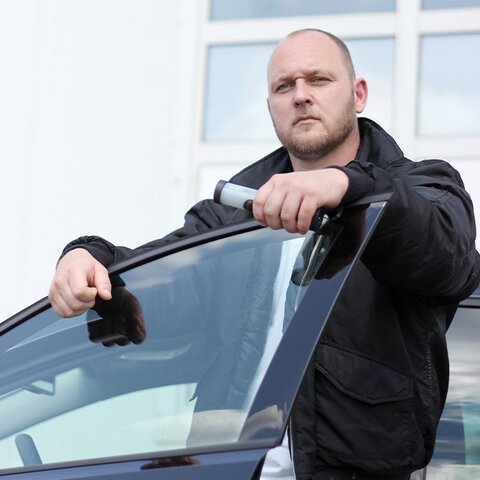 Prestataire de sécurité avec un guardiX® II Personnel de sécurité guardiX® II