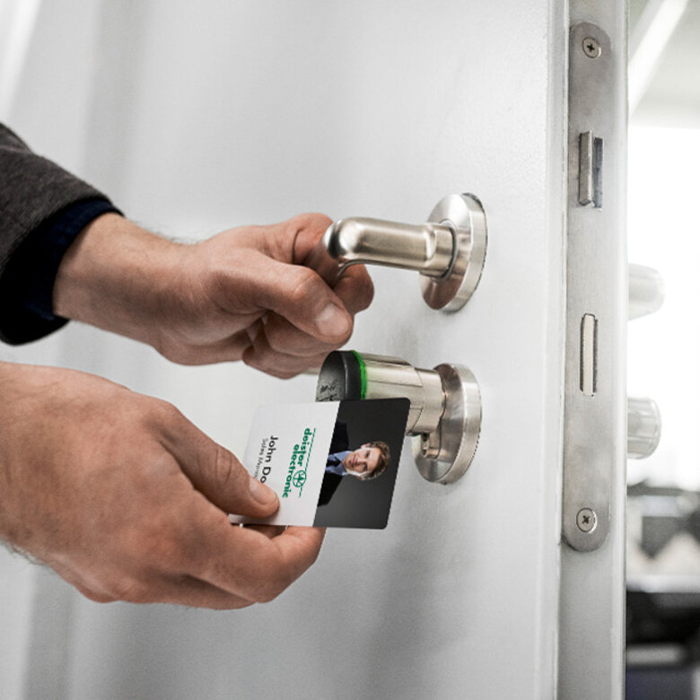 2008 doorLox Locking systems Card is held in front of locking system