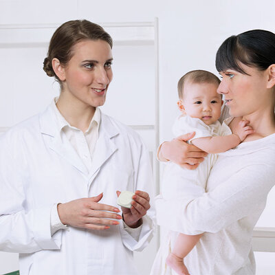 security for babys Doctor shows mother the mother-child transponder