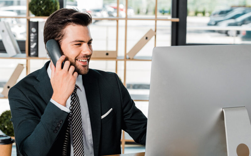Kontaktanfrage stellen Mann telefoniert in Büro